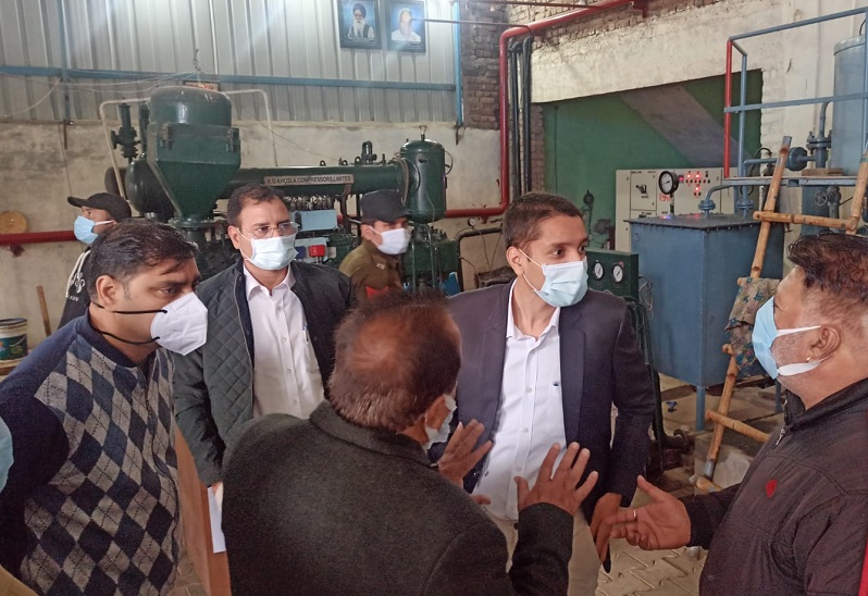 सिरसा में केस बढ़ने के साथ ऑक्सीजन प्लांट का निरीक्षण करते अधिकारी।