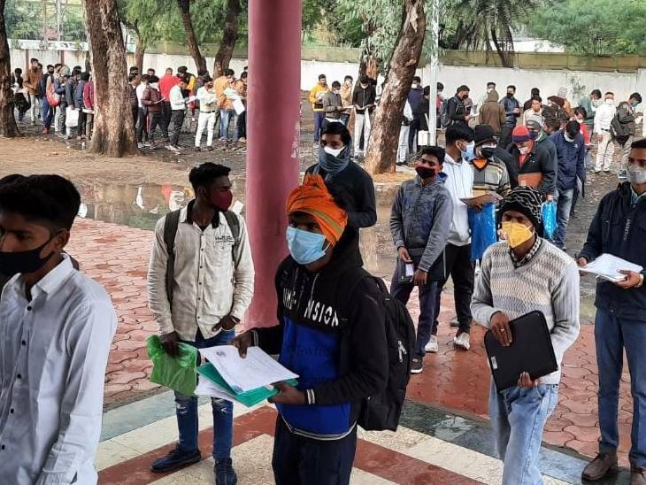 नौकरी की आस में लोग।