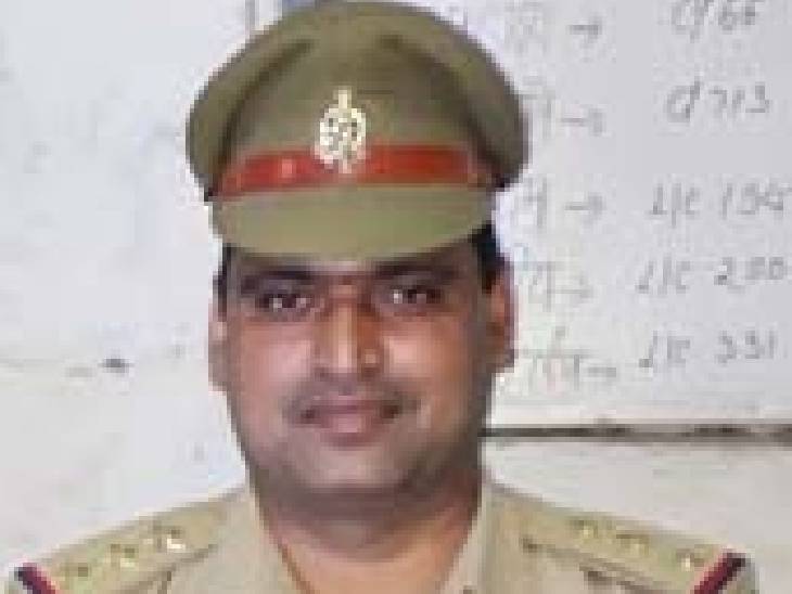करीब एक महीने पहले गैंगरेप के आरोपी गंज थाना के पूर्व इंस्पेक्टर रामवीर सिंह यादव को निलंबित कर दिया गया है।