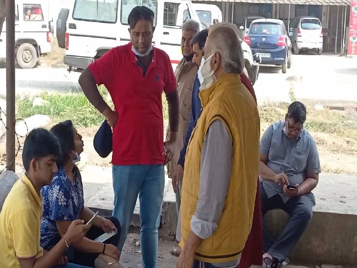मेडिकल कॉलेज में मौजूद परिजन।