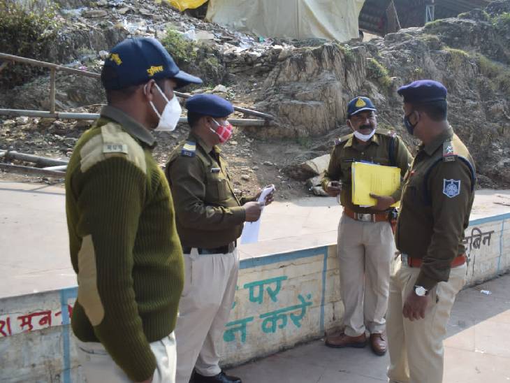 तिलवारा पुलिस पंचवटी घाट पर पंचनामा की कार्रवाई करते हुए।