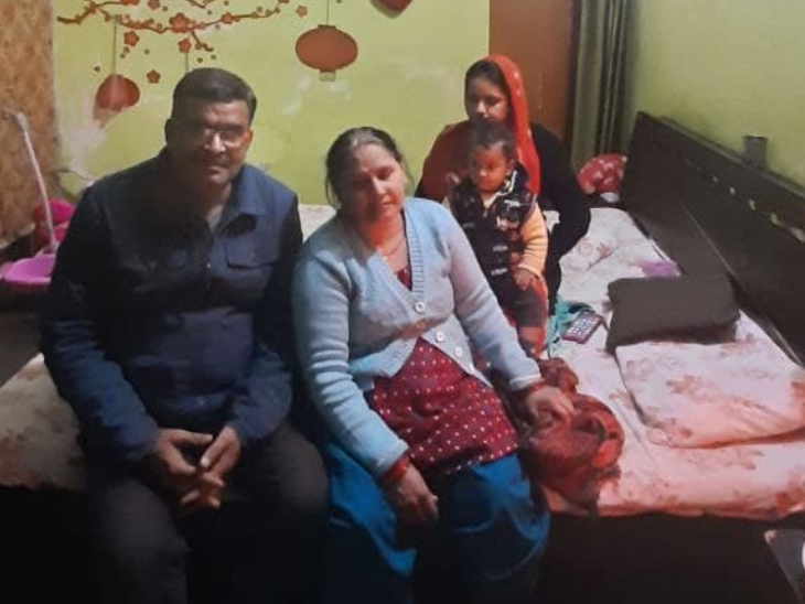 मैंने सिर्फ अपना बेटा नहीं खोया है। इस पूरे परिवार ने किसी न किसी रूप में शुभम को खोया है। उसके जाने के बाद हमने जीना छोड़ दिया है। बस एक-एक दिन जैसे-तैसे काट रहे हैं।