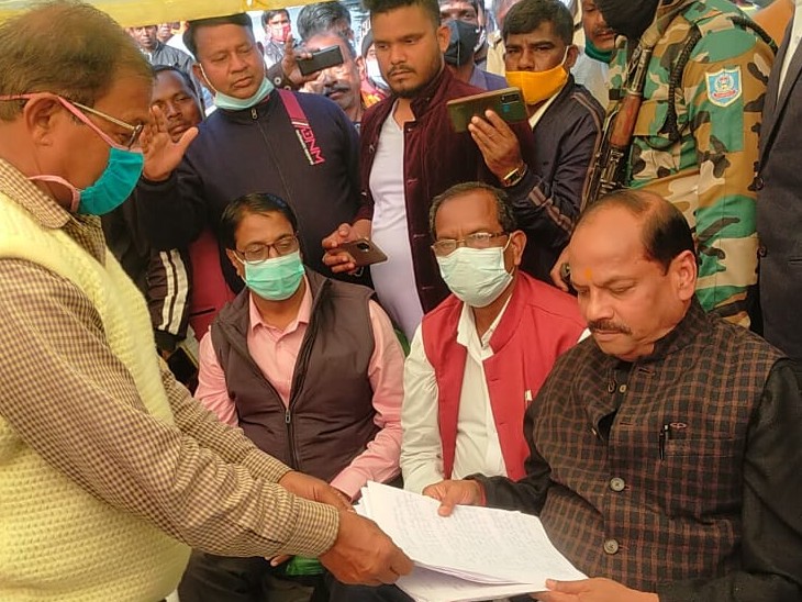 परिजनों से मिलने पहुंचे रघुवर दास।