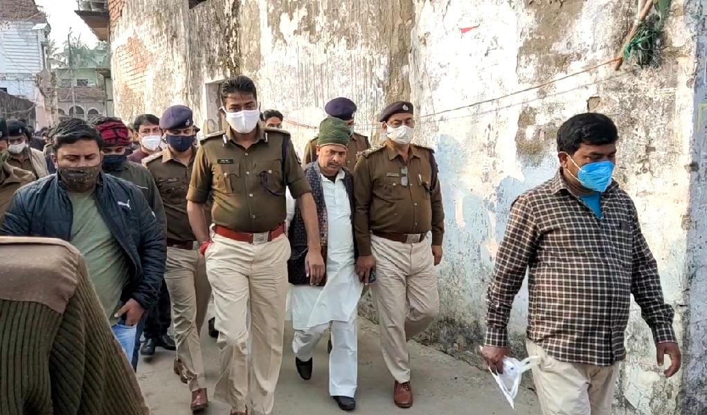 मामले की जांच करती पुलिस।