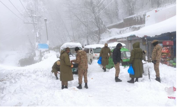 इस्लामाबाद से मुर्री जाने वाले रास्तों को बंद कर दिया गया है। पाकिस्तान के प्रधानमंत्री इमरान खान ने भी इस घटना को लेकर सोशल मीडिया पर पोस्ट किया है।