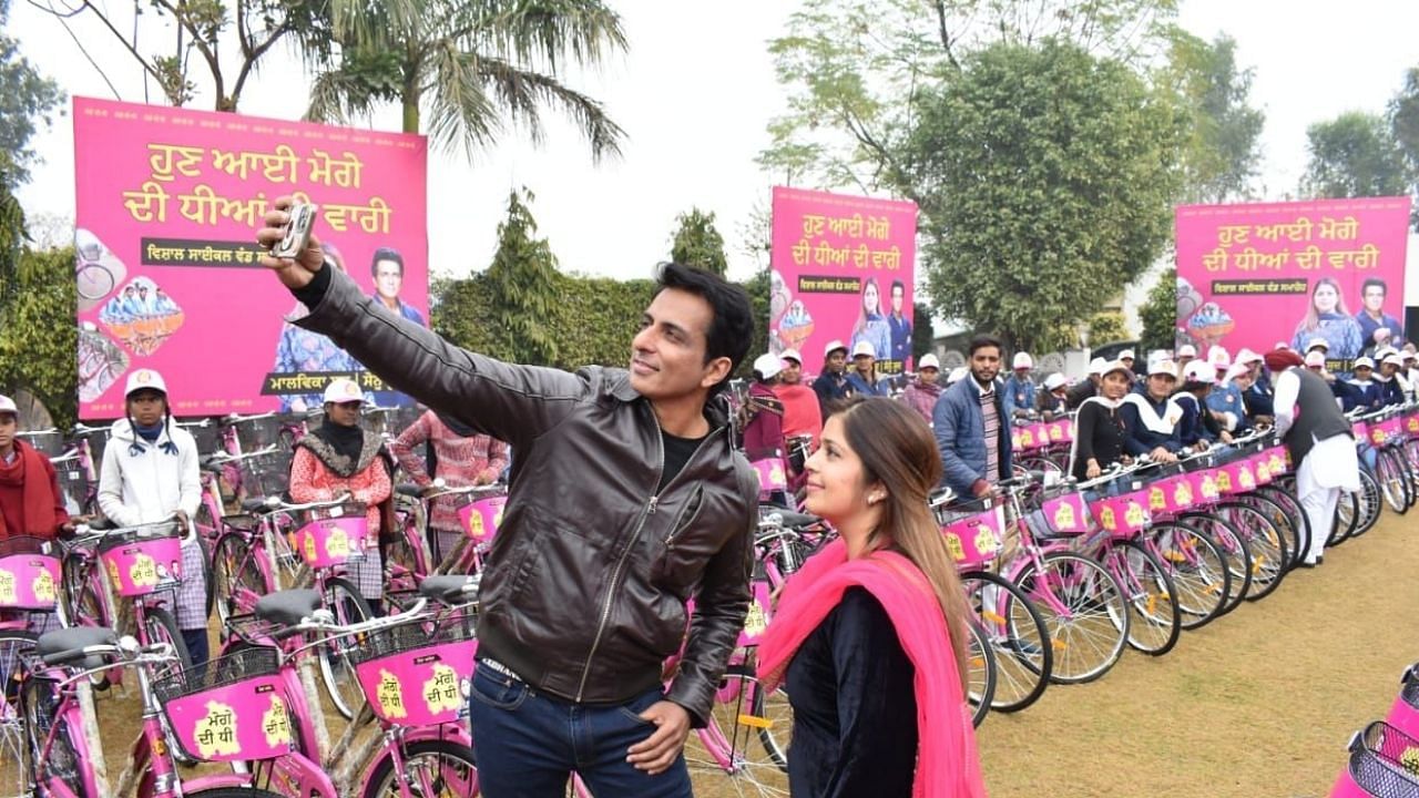 मोगा में साइकिल बांटने की मुहिम के दौरान सोनू सूद व मालविका सूद।