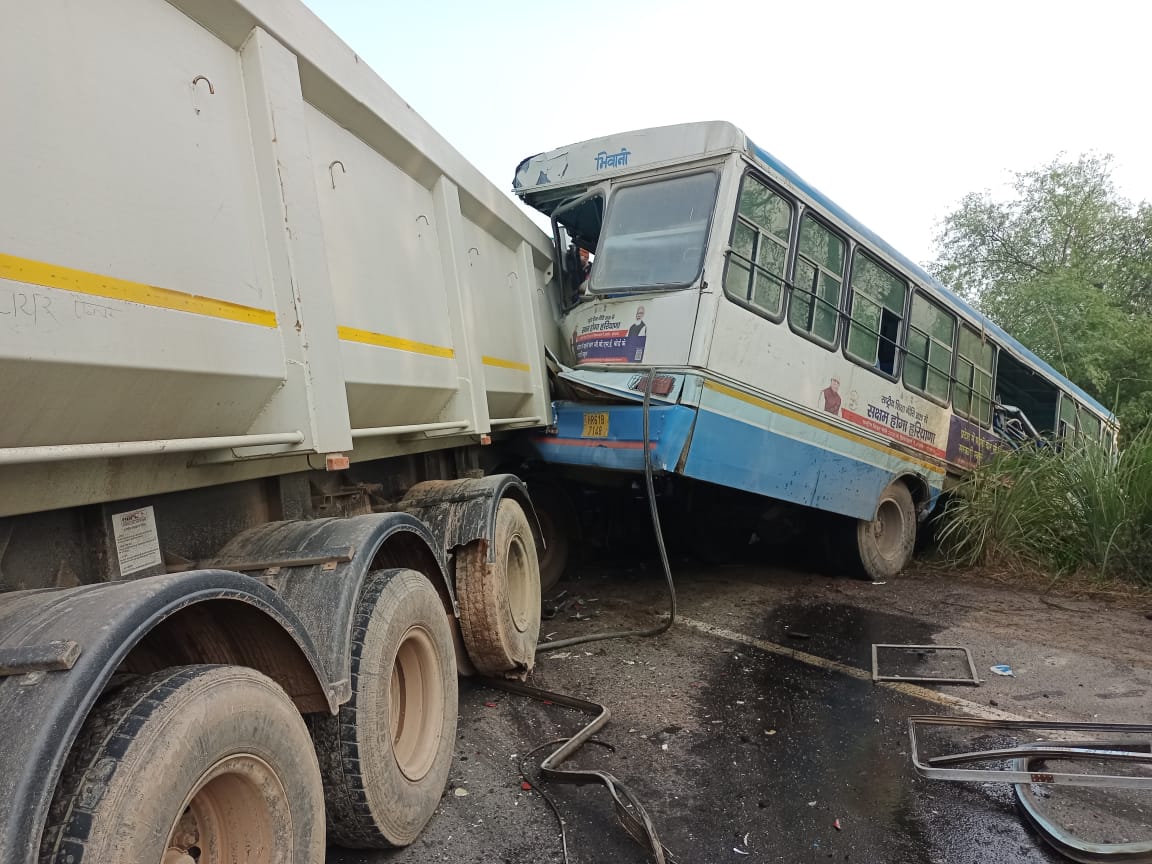 हादसे में रोडवेज बस का पीछे का पूरी तरह टूट गया।