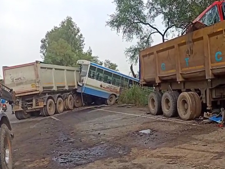 भिवानी रोड पर हादसे के बाद खड़े बस और हाइवा। इनसे रोड जाम हो गया।