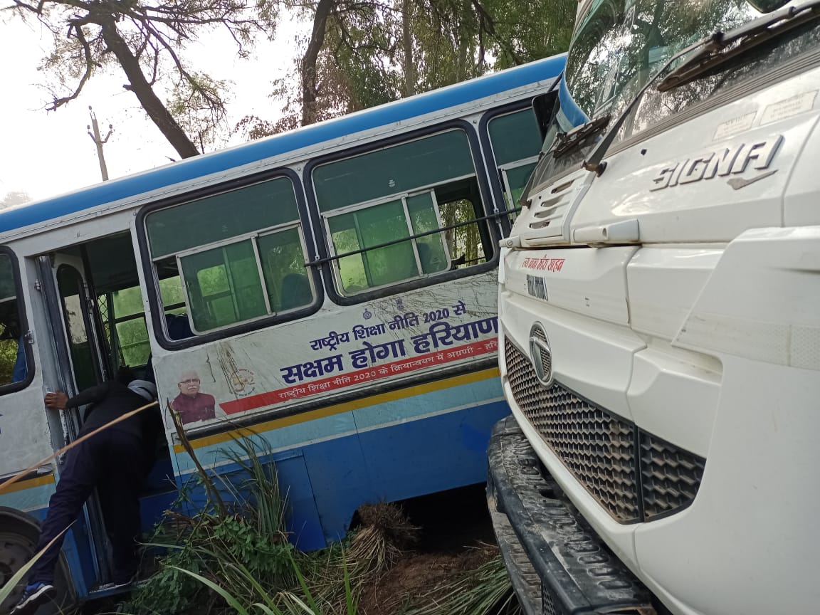 रोडवेज बस के पीछे घुसा ट्रक।