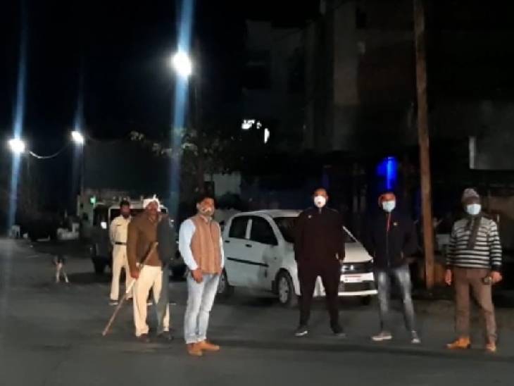 मौके पर पुलिस तैनात है।