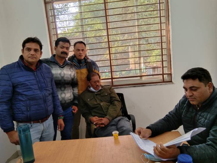 सागर में इंजीनियर को घूस लेते पकड़ा गया है। चश्मा पहने कुर्सी पर बैठे एमपी अहिरवार।