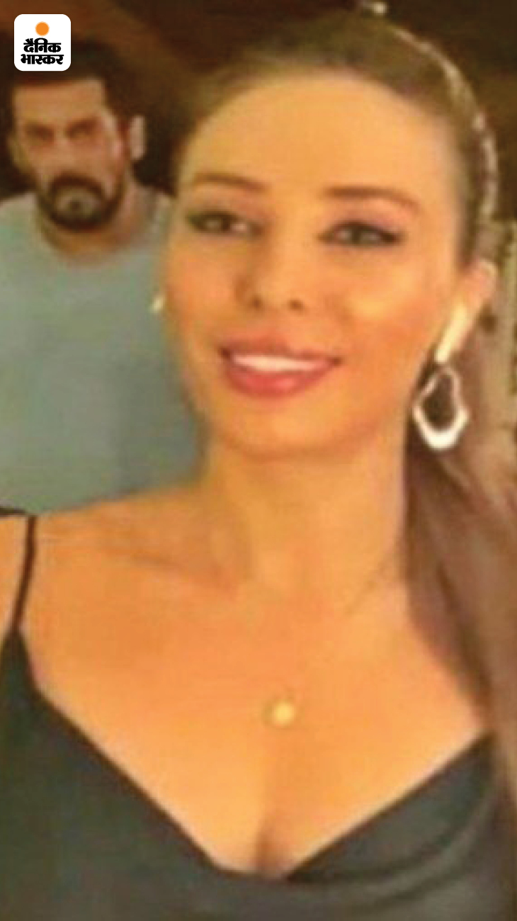 In the first lockdown in 2020, Iulia Vantur came live from her Instagram account. In this live session, suddenly Salman Khan came after him. Later, Yulia warned him by pointing and he backed down. Photos of both of them from live went viral on social media, which made it clear that both are spending time together in the Panvel farmhouse in lockdown.