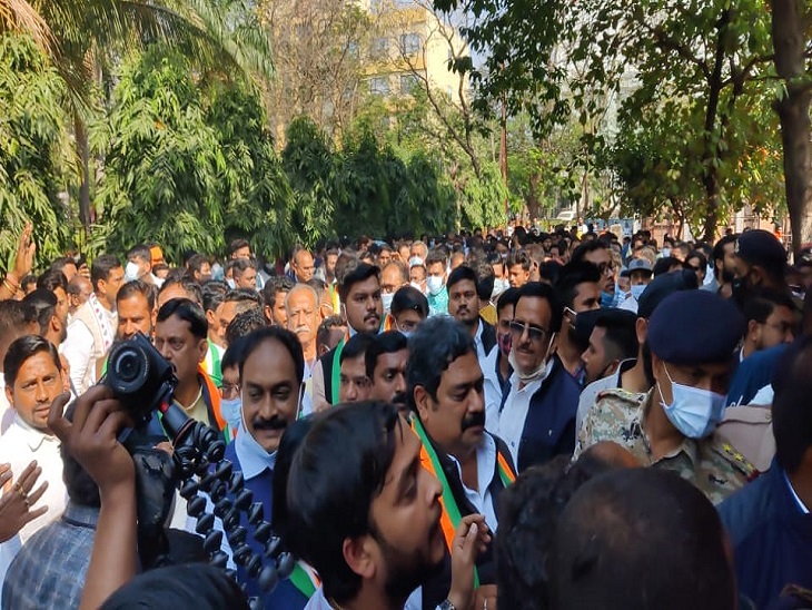 नेता जी का जीत के बाद भीड़ के साथ जश्न।