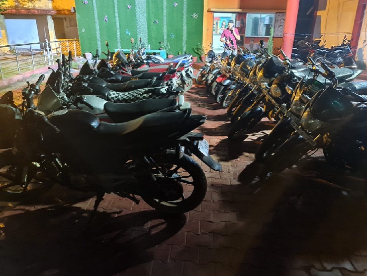 छापेमारी के दौरान जुआरियों से बाइक भी जब्त किया गया।