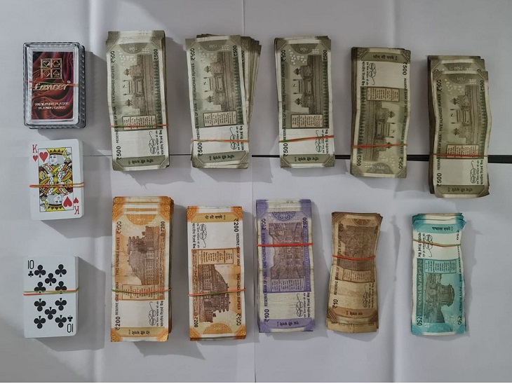 पुलिस ने जुआरियों से दो लाख 55 हजार रुपए जब्त किया है।