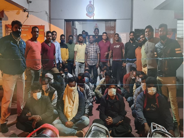 पुलिसकर्मियों ने घेराबंदी कर जुआरियों को पकड़ा।