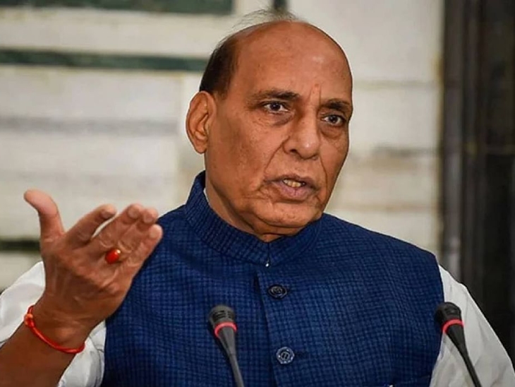 रक्षा मंत्री राजनाथ सिंह सोमवार को कोविड पॉजिटिव पाए गए। उन्होंने सोशल मीडिया पर इसकी जानकारी दी। उनमें कोविड के हल्के लक्षण हैं। उन्होंने खुद को क्वारैंटाइन कर लिया है।