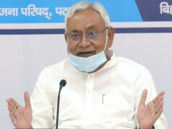 बिहार सीएमओ में भी कोरोना की एंट्री हो गई है। मुख्यमंत्री नीतीश कुमार पॉजिटिव पाए गए हैं। CM ने सोमवार को एंटीजन टेस्ट में करवाया था, जिसमें रिपोर्ट निगेटिव निकली, लेकिन RT-PCR टेस्ट में उनकी रिपोर्ट पॉजिटिव आई है।