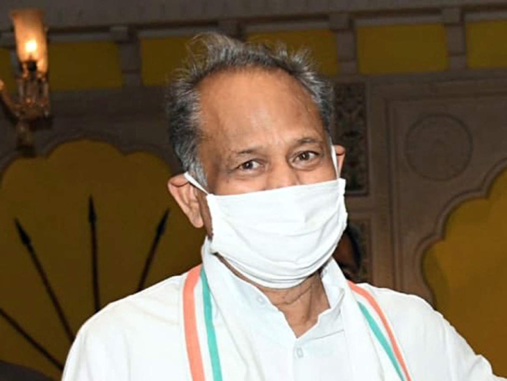 राजस्थान के मुख्यमंत्री अशोक गहलोत फिर से कोविड का शिकार हो गए हैं। उनकी पत्नी और बेटे को भी कोरोना हो गया है। इससे पहले दूसरी लहर के दौरान भी गहलोत पॉजिटिव हो गए थे।