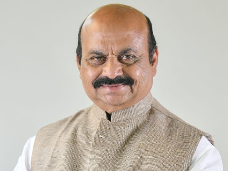 कर्नाटक के मुख्यमंत्री बसवराज बोम्मई ने सोमवार को ट्वीट कर बताया कि उनकी कोरोना रिपोर्ट पॉजिटिव आई है। उनमें कोरोना के हल्के लक्षण मिले हैं। फिलहाल उनका स्वास्थ्य ठीक है और उन्होंने खुद को आइसोलेट कर लिया है।