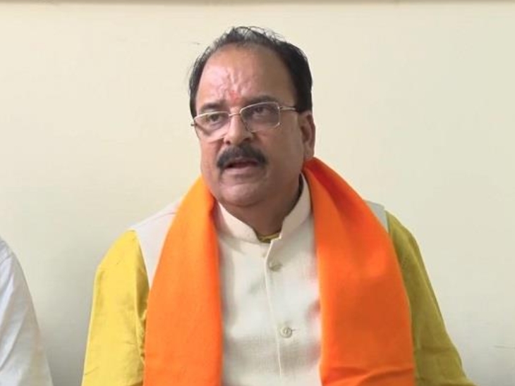 केंद्रीय रक्षा राज्य मंत्री अजय भट्ट कोविड पॉजिटिव पाए गए हैं। उन्होंने घर पर खुद को क्वारैंटाइन कर लिया है। हल्के लक्षण दिखन के बाद उन्होंने कोरोना का टेस्ट कराया था। सोमवार को उनकी रिपोर्ट पॉजिटिव आई।