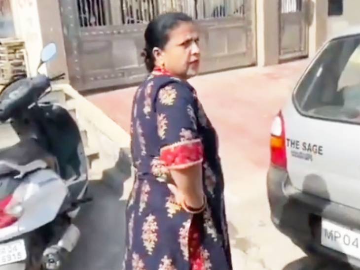महिला भोपाल की एक टॉप यूनिवर्सिटी की प्रोफेसर हैं।