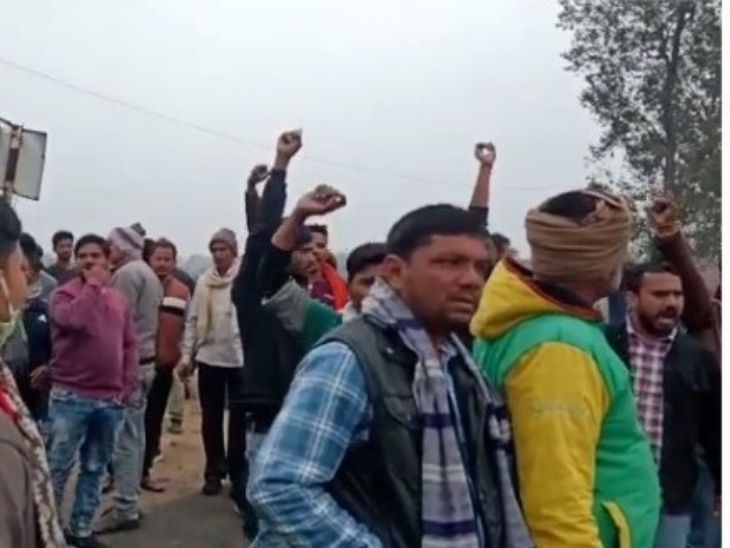 घटना के बाद ग्रामीणों ने सड़क जाम कर दिया है।