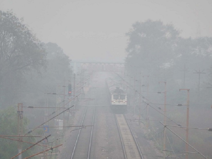 आमानाका फ्लाई ओवर से सरस्वती नगर स्टेशन ओर की मंगलवार शाम 4.55 बजे तस्वीर ली गई। तब धुंध की वजह से वहां विजिबिलिटी यानी दृश्यता 50 मीटर के आसपास थी।