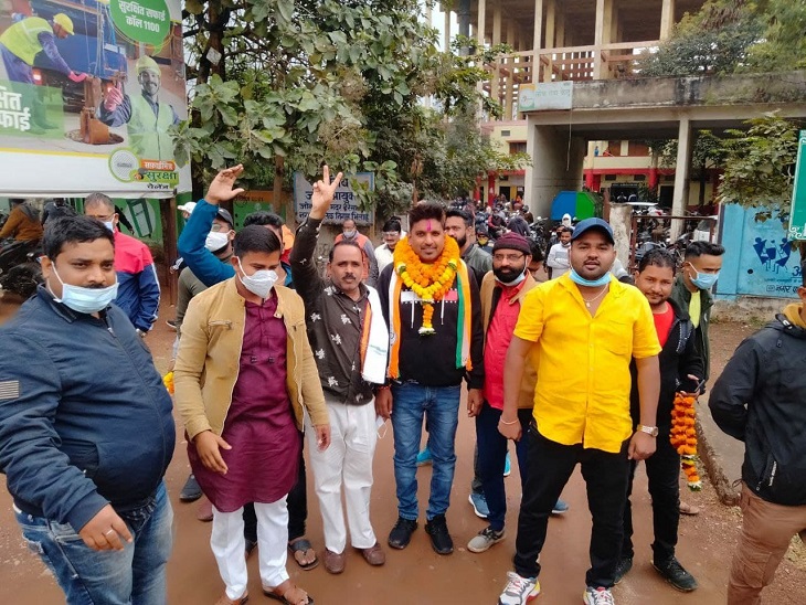 जोन तीन में नवनिर्वाचित अध्यक्ष व समर्थक।