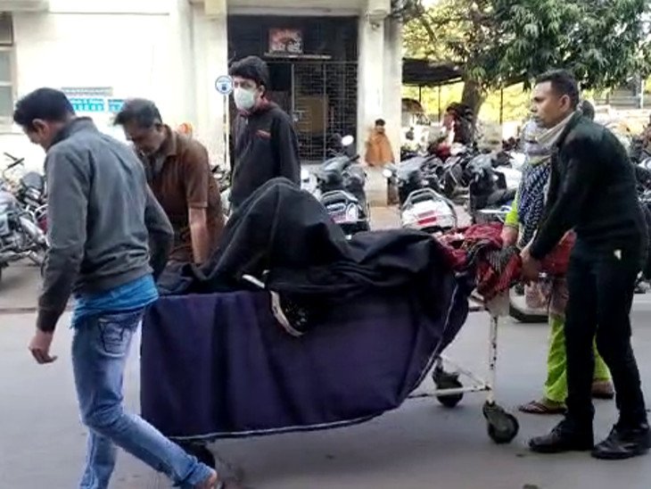 गृहक्लेश: खाना स्वादिष्ट नहीं बना तो पत्नी पर कर दिया तलवार से जानलेवा हमला, वारदात के बाद पति खुद थाने में पहुंच गया 1 अस्ताना को महिला लहुलुहान में भर्ती दर्ज की गई थी।