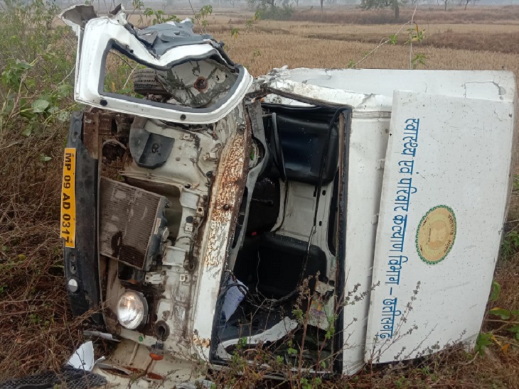 हादसे में शव वाहन को भी काफी नुकसान हुआ है।