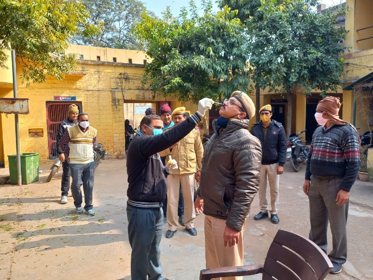 थाने में सैंपल देते कोतवाली थाना प्रभारी