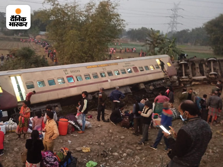 कई यात्रियों के अभी भी ट्रेन के डिब्बों के बीच फंसे होने की आशंका है।