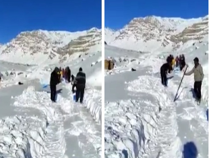लाहौल स्पीति के पंगमो गांव के युवा मार्ग से हटाते।