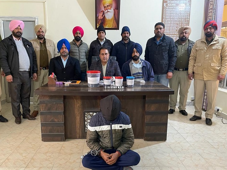 आतंकी अमनदीप मंत्री और उससे बरामद विस्फोटक के साथ पुलिस टीम। - Dainik Bhaskar