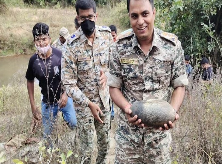 SP सुनील शर्मा शिवलिंग को लाते हुए।