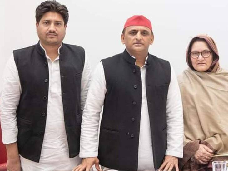 सपा अध्यक्ष अखिलेश यादव के साथ नाहिद हसन और उनकी मां पूर्व सांसद तबस्सुम।