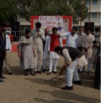नमो-नमो शंकरा संस्था द्वारा आयोजित प्रोग्राम में सांसद शंकर लालवानी ने पतंगबाजी करने के साथ ही गिल्ली-डंडा खेला।