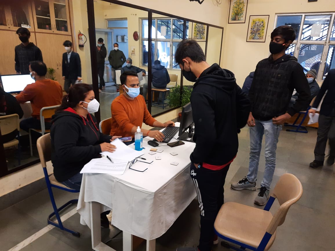 गुड़गांव में कोरोना LIVE: गुड़गांव में 14 दिनों में 13 गुणा बढ़े कोरोना पॉजिटिव केस, संक्रमण से 24 घंटे में दो पेशेंट ने तोड़ा दम, आठ महीने में सबसे