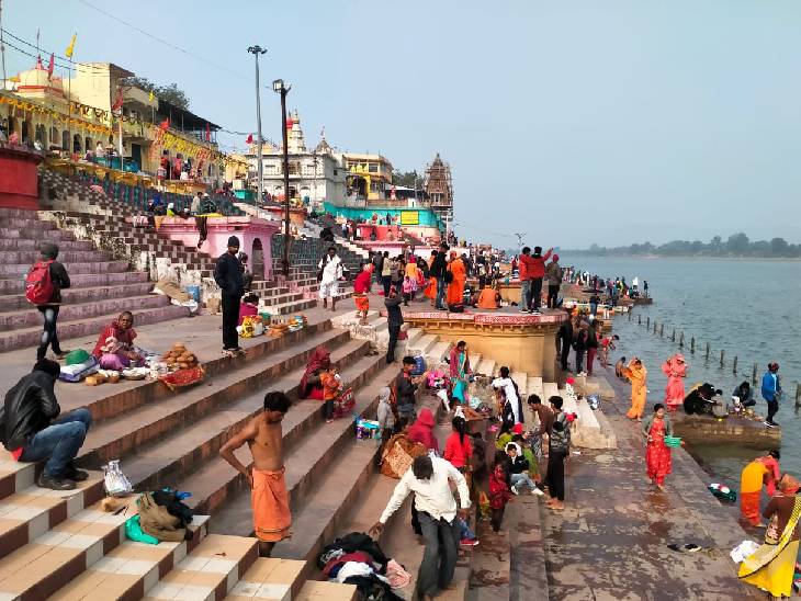 होशंगाबाद में भी मकर संक्रांति पर श्रद्धालुओं ने नर्मदा जी में डुबकी लगाई। इस दौरान दान-पुण्य भी किया गया।