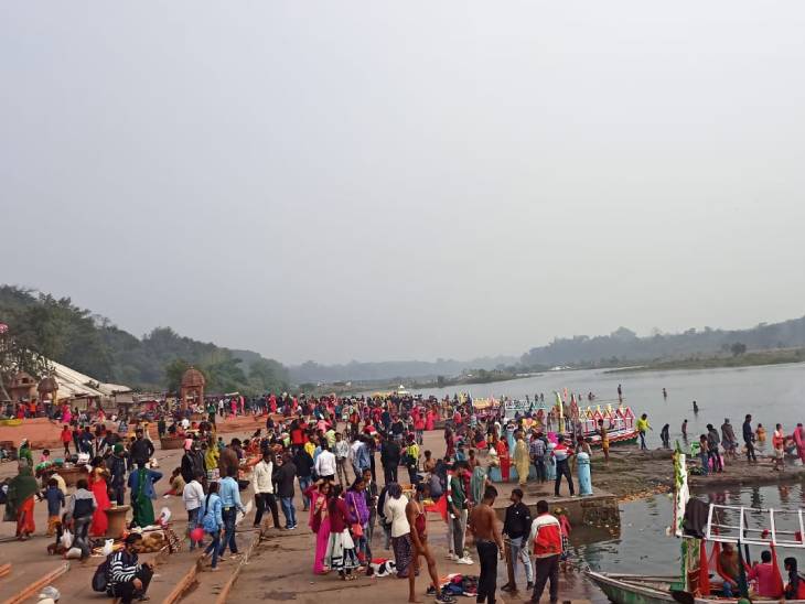 जबलपुर के ग्वारीघाट पर श्रद्धालु स्नान करने पहुंचे।