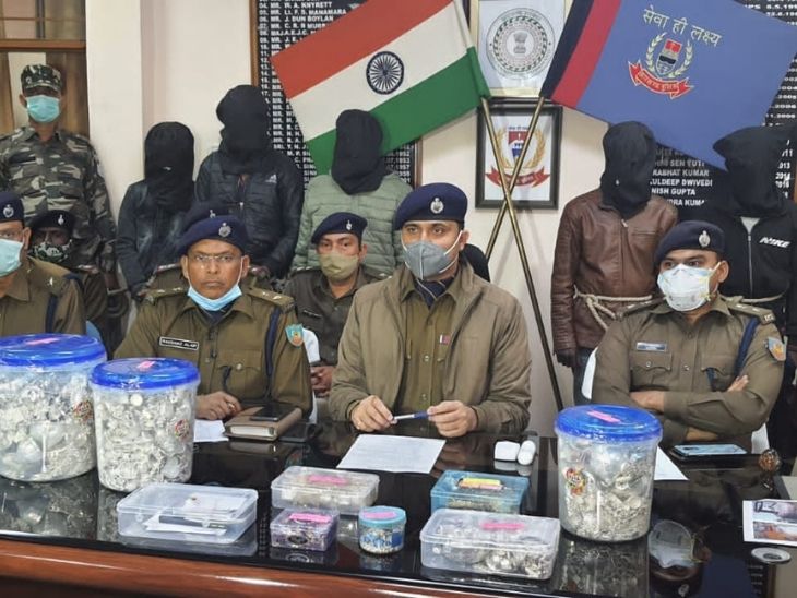 रांची के SSP एस के झा ने शुक्रवार को प्रेस कांफ्रेंस कर मामले की जानकारी दी। - Dainik Bhaskar