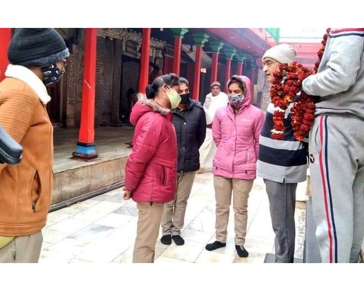 The female security personnel posted inside the Hanumangarhi complex were seen wearing full masks.