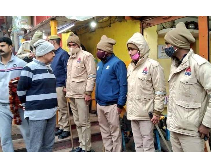 Watch them carefully, this policeman is so fearless that he is not even wearing a mask in front of the IG