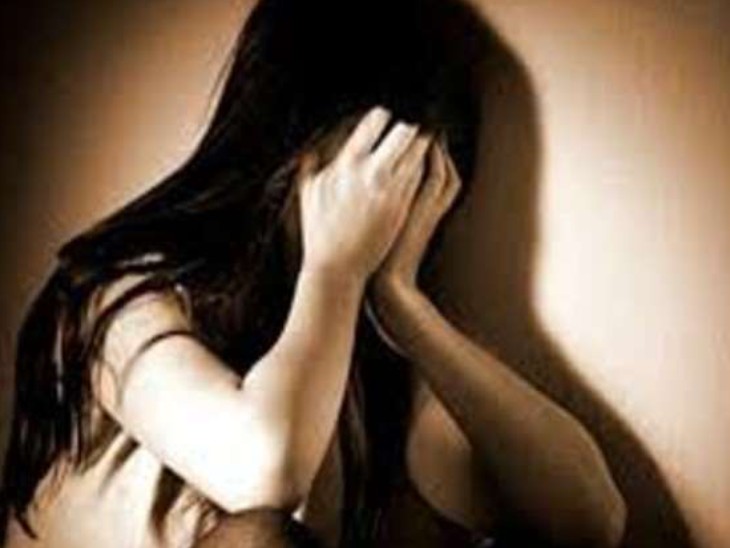 मामला दर्ज होने के बाद आरोपी हेड कॉन्स्टेबल सुरेश फरार हो गया। उसको निलम्बित कर दिया गया है।