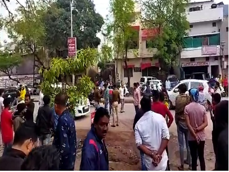 जमीन में कब्जा करने को लेकर कांग्रेस के दो गुटों में आपस में जमकर विवाद हो गया।