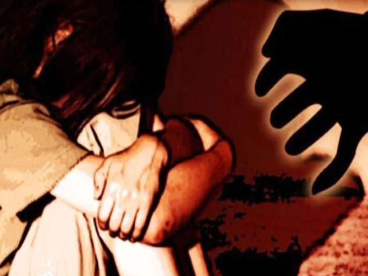 सुबह करीब 8 बजे केशोरायपाटन इलाके में 3 साल की बच्ची घर के बाहर खेल रही थी। इसी दौरान एक युवक मासूम को उठाकर ले गया।