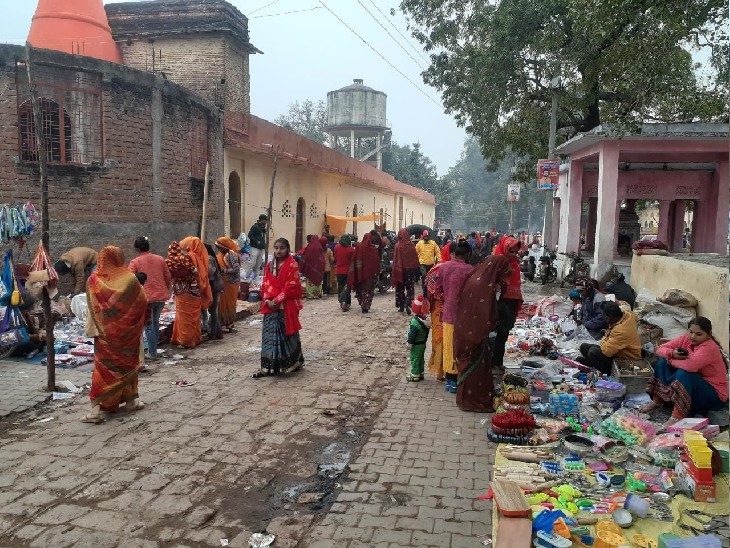 मंदिर के बाहर सजा बाजार