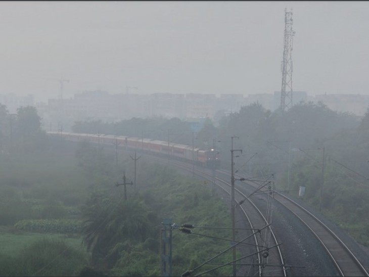 छत्तीसगढ़ में शुक्रवार को कई जगह बादल छटे हैं, लेकिन शाम को ठंडी हवा से फिर ठिठुरन बढ़ गई।