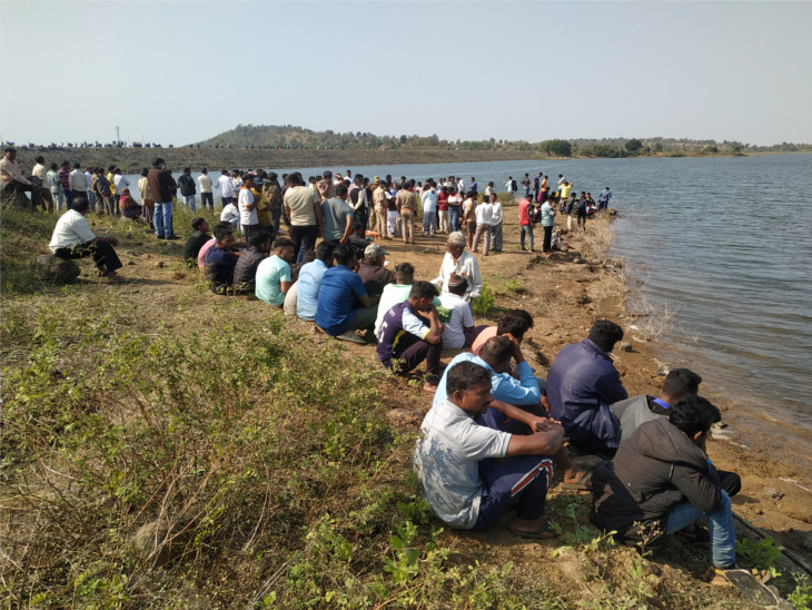 परिवार के सदस्य पालतू जानवरों को पकड़ने के लिए संभालते हैं।